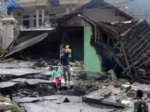 Aksi Kemanusiaan PMI Tembus Lokasi Banjir Bandang yang Terisolasi