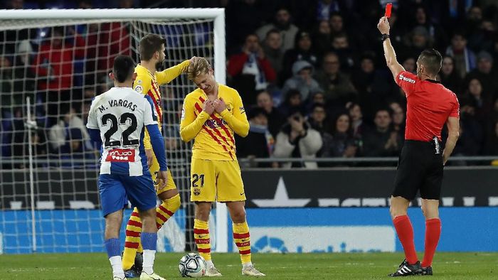 Frenkie De Jong dikartu merah saat Barcelona diimbangi Espanyol 2-2 di lanjutan Liga Spanyol (Foto: AP Photo/Joan Monfort)