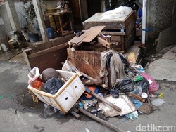 Banjir Baru Surut, Sampah Sesaki Permukiman di Teluk Gong