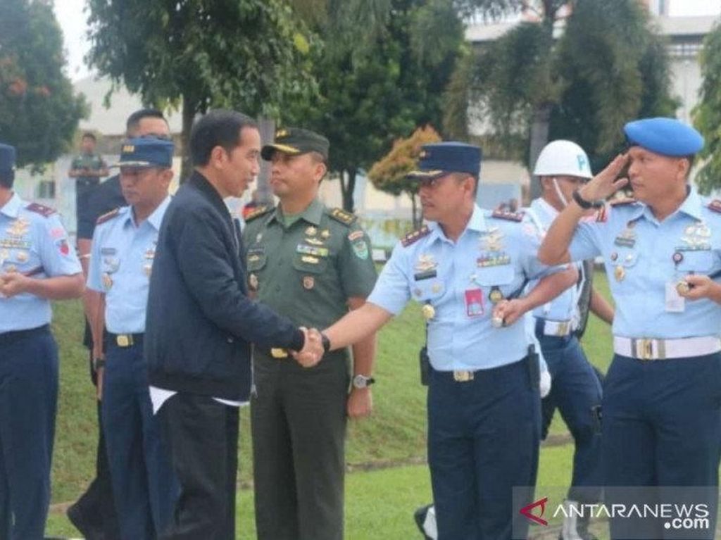 Cuaca Buruk, Heli Jokowi Balik Kanan Saat Hendak Kunjungi Korban Longsor Bogor Cuaca Buruk, Heli Jokowi Balik Kanan Saat Hendak Kunjungi Korban Longsor Bogor