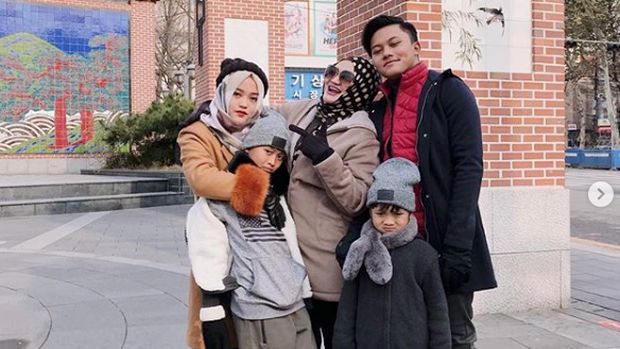 Rizky Febian bersama ibu dan adik-adiknya