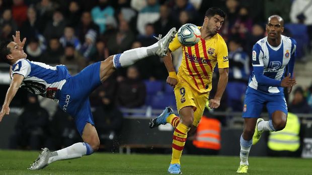 Luis Suarez mencetak satu gol saat Barcelona ditahan imbang Espanyol 2-2.