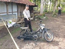 Pelajar Ini Babak Belur Dihajar 3 Preman Kampung, Motornya Juga Dibakar