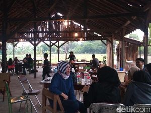 Nongkrong Sambil Ngopi Tengah Sawah di Warung Kopi Manis Nongkrong Sambil Ngopi Tengah Sawah di Warung Kopi Manis