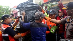 Anies Bersih-bersih Sampah Sisa Banjir Bareng Warga Jaktim