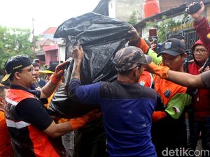 Anies Bersih-bersih Sampah Sisa Banjir Bareng Warga Jaktim Anies Bersih-bersih Sampah Sisa Banjir Bareng Warga Jaktim