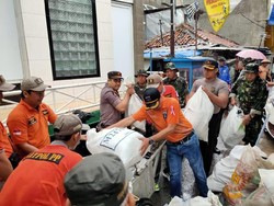 TNI-Polri Bersama Warga Bersihkan Sampah Sisa Banjir di Grogol