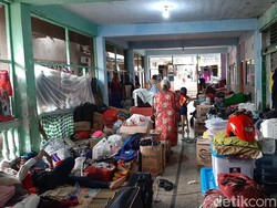 Banjir Sudah Surut, Warga Pengadegan Masih Bertahan di Pengungsian