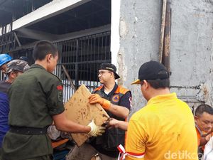 Anies Temukan Segala Macam Sampah Saat Kerja Bakti: Everything Under The Sky