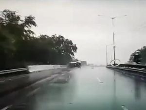 Penyebab SUV Terguling di Tol