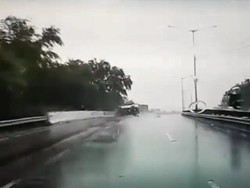 Penyebab SUV Terguling di Tol