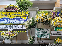 Karangan Bunga dari Jokowi, Ahok hingga Anies di Rumah Duka Ria Irawan