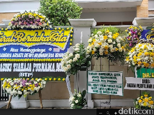 Presiden Jokowi hingga Anies Kirim Karangan Bunga untuk Ria Irawan Presiden Jokowi hingga Anies Kirim Karangan Bunga untuk Ria Irawan
