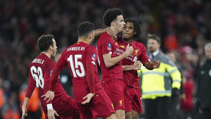 Liverpool menang tipis atas Everton di babak ketiga Piala FA. Takumi Minamino menjalani debut, meski Curtis Jones yang jadi bintang dengan gol cantiknya.