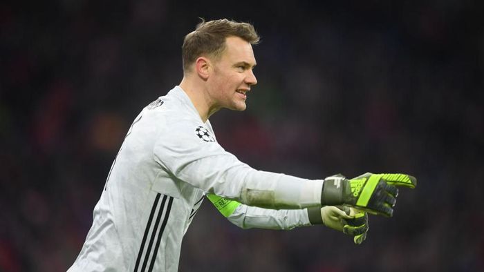 manuel neuer bayern munich liga champions MUNICH, GERMANY - DECEMBER 11: Manuel Neuer of Bayern Munich looks on during the UEFA Champions League group B match between Bayern Muenchen and Tottenham Hotspur at Allianz Arena on December 11, 2019 in Munich, Germany. (Photo by Michael Regan/Getty Images)