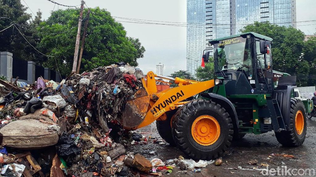 Alat Berat Angkut Sampah Sisa Banjir di Jakarta