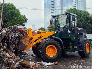 Alat Berat Angkut Sampah Sisa Banjir di Jakarta