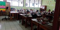 Guru SDN di Jakut Bagi Tugas Bersihkan Ruangan-Mengajar Usai Banjir
