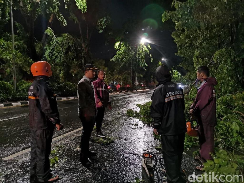 Wagub Emil Dardak Minta Masyarakat Waspadai Potensi Cuaca Buruk Wagub Emil Dardak Minta Masyarakat Waspadai Potensi Cuaca Buruk
