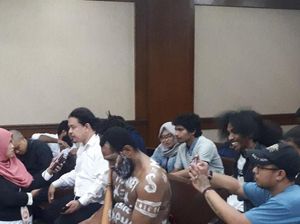 Terdakwa Pengibar Bendera Bintang Kejora Pakai Koteka Saat Sidang Terdakwa Pengibar Bendera Bintang Kejora Pakai Koteka Saat Sidang