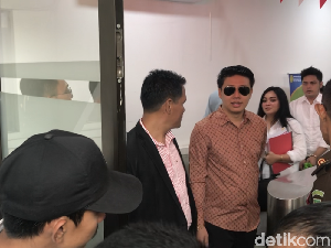 Hadiri Sidang Eksepsi, Pablo Benua Pakai Baju Batik dan Sepatu Nyentrik