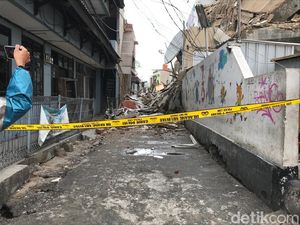 Garis Polisi Dipasang, Beton-Kaca Ruko 4 Lantai yang Roboh di Slipi Berserakan