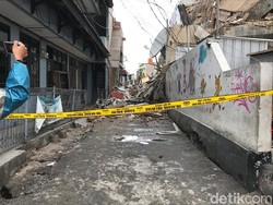 Garis Polisi Dipasang, Beton-Kaca Ruko 4 Lantai yang Roboh di Slipi Berserakan