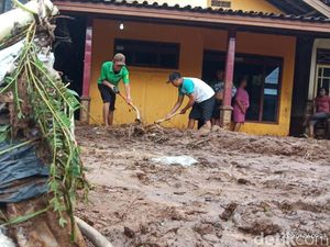 Banjir Surut, Rumah dan Jalanan Desa di Pati Penuh Lumpur Setinggi 10 Cm Banjir Surut, Rumah dan Jalanan Desa di Pati Penuh Lumpur Setinggi 10 Cm