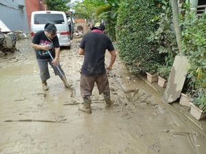 Pembersihan Lumpur Sisa Banjir Vila Nusa Indah Diprediksi Tuntas 2 Pekan