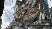 Potret Ruko 4 Lantai yang Roboh di Slipi Jakbar