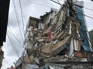 Basarnas: 11 Korban Terdampak Ruko 4 Lantai yang Roboh di Slipi