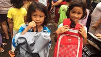 Senyum Anak-anak Korban Banjir Terima Bantuan