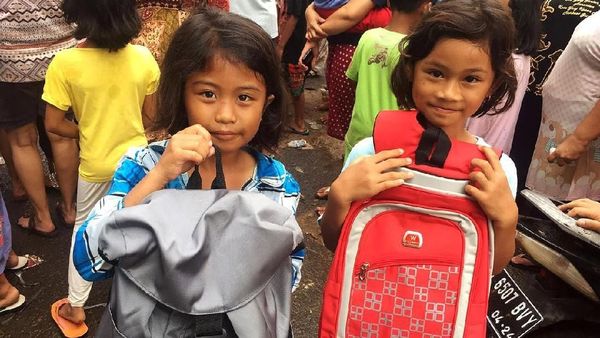 Senyum Anak-anak Korban Banjir Terima Bantuan