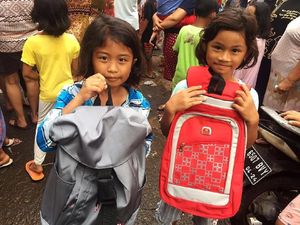 Senyum Anak-anak Korban Banjir Terima Bantuan