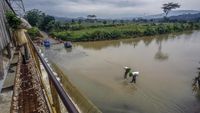 Luapan Sungai Cileungsi Genangi Jalan Alternatif di Bogor