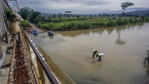 Luapan Sungai Cileungsi Genangi Jalan Alternatif di Bogor