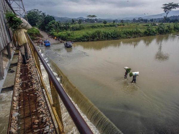 Luapan Sungai Cileungsi Genangi Jalan Alternatif di Bogor