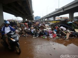 Aduh! Sampah Sisa Banjir Menumpuk di Kolong Tol Becakayu