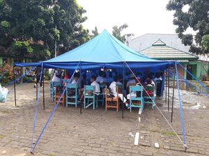 Atap SDN Cirimekar 02 Cibinong Ambruk, Siswa Belajar di Tenda
