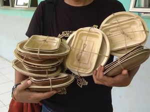 Warga Sumsel Ubah Pelepah Pinang Jadi Piring-Kotak Nasi Gantikan Plastik