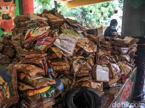 Alamak! Ratusan Buku Ini Rusak Terendam Banjir