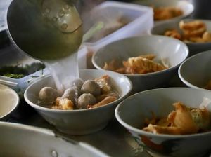Pengakuan Karyawan Warung Bakso yang Pakai Penglaris Celana Dalam Pengakuan Karyawan Warung Bakso yang Pakai Penglaris Celana Dalam