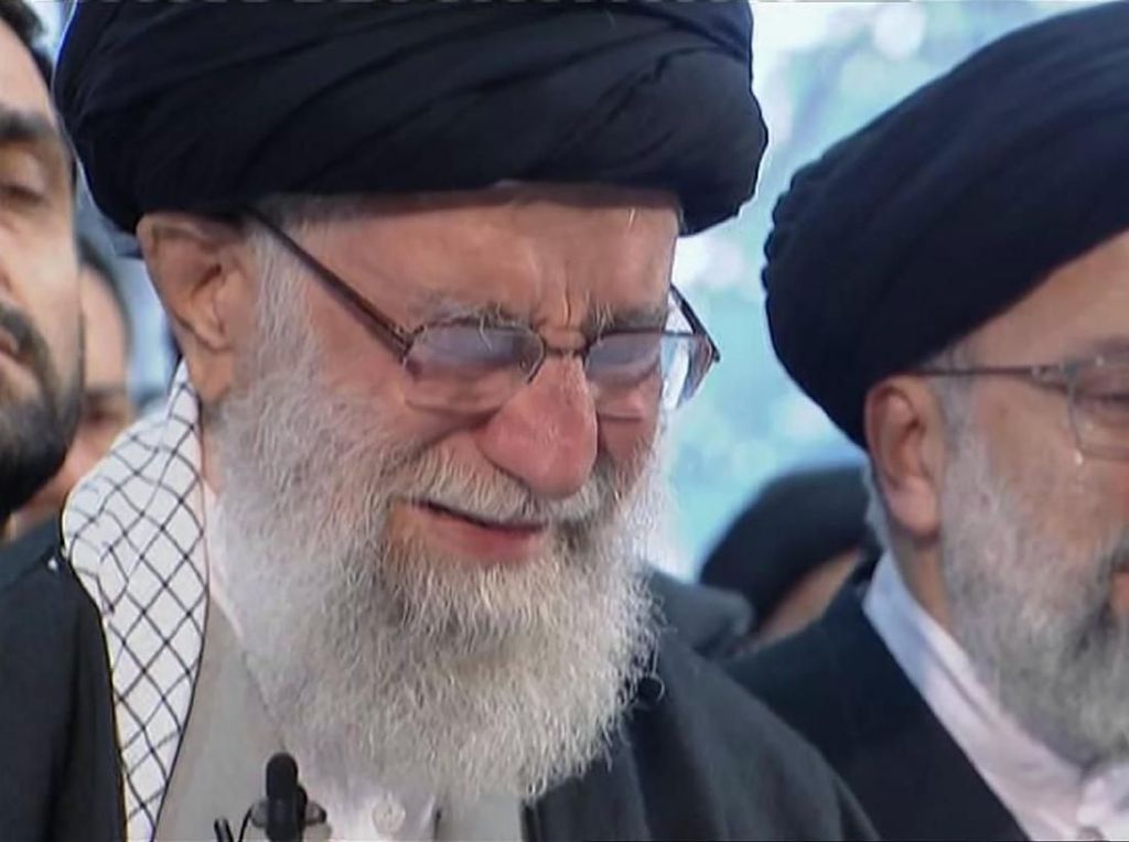 Khamenei Menangis Saat Baca Doa di Hadapan Jenazah Jenderal Iran