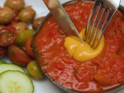 Persis Aslinya, Kuning Telur Vegan Ini Dibuat dari Tomat Kuning