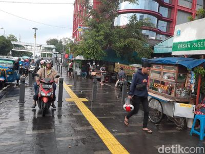 Potret PKL di Trotoar Jalan Salemba Raya yang Ditolak Warga