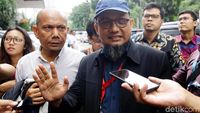 Lambaian Tangan Novel Baswedan Saat Tiba di Polda Metro Jaya