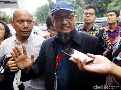 Lambaian Tangan Novel Baswedan Saat Tiba di Polda Metro Jaya