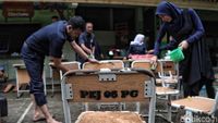Aksi Bersih-bersih Para Guru di Hari Pertama Masuk Sekolah