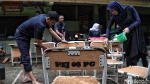 Aksi Bersih-bersih Para Guru di Hari Pertama Masuk Sekolah