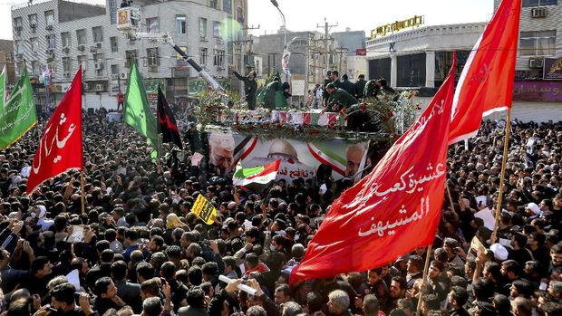 Setelah Soleimani tewas, Iran mengibarkan bendera merah yang merupakan panggilan pembalasan atas tewasnya Soleimani